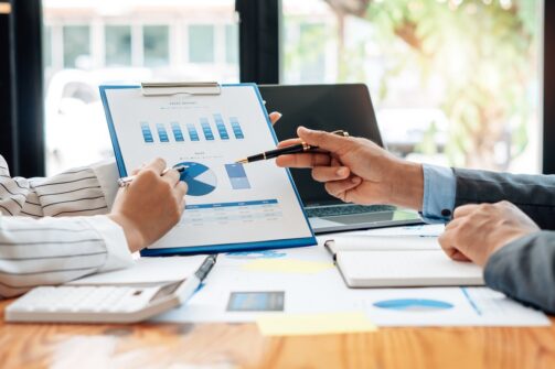 10 Schritte zur Erstellung einer Wissensmanagement-Strategie + Beispiele