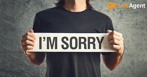 Mann hält Schild mit 'I'm sorry'