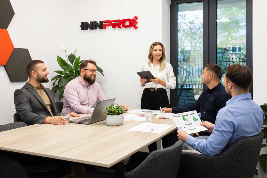 INNPRO-Team in der Büroumgebung
