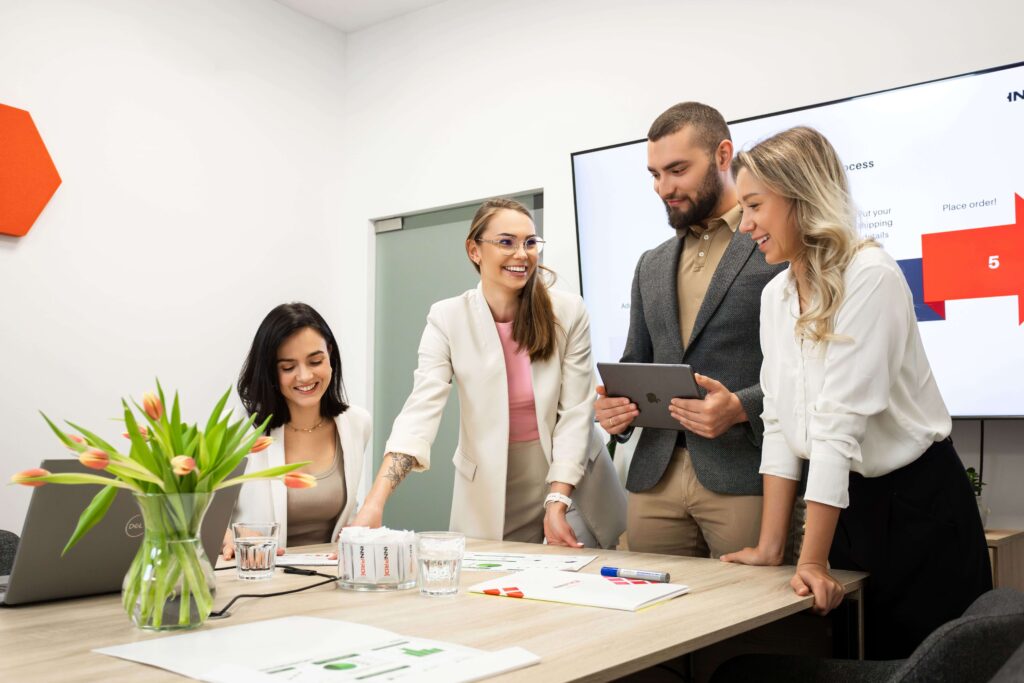 INNPRO-Kundenservice-Team in einer Besprechung